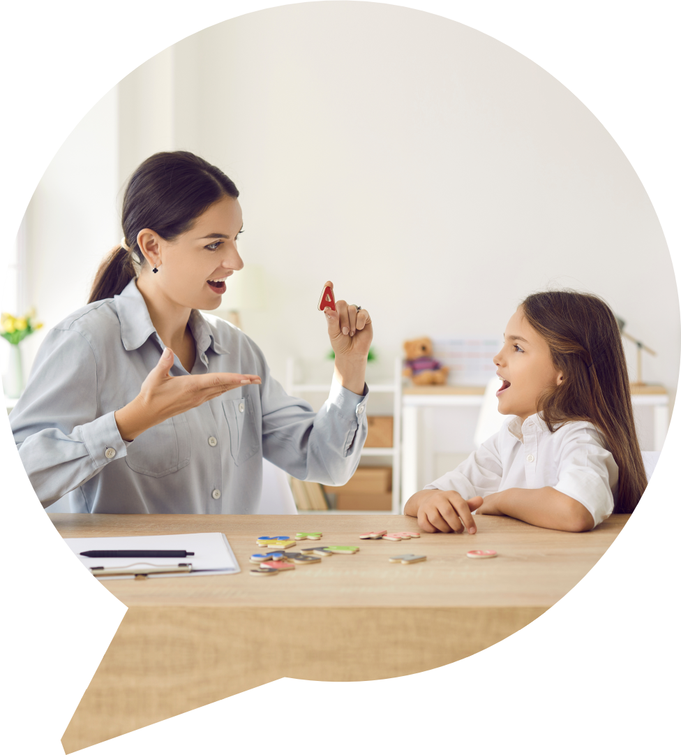 Frau mit Kind übt Buchstaben