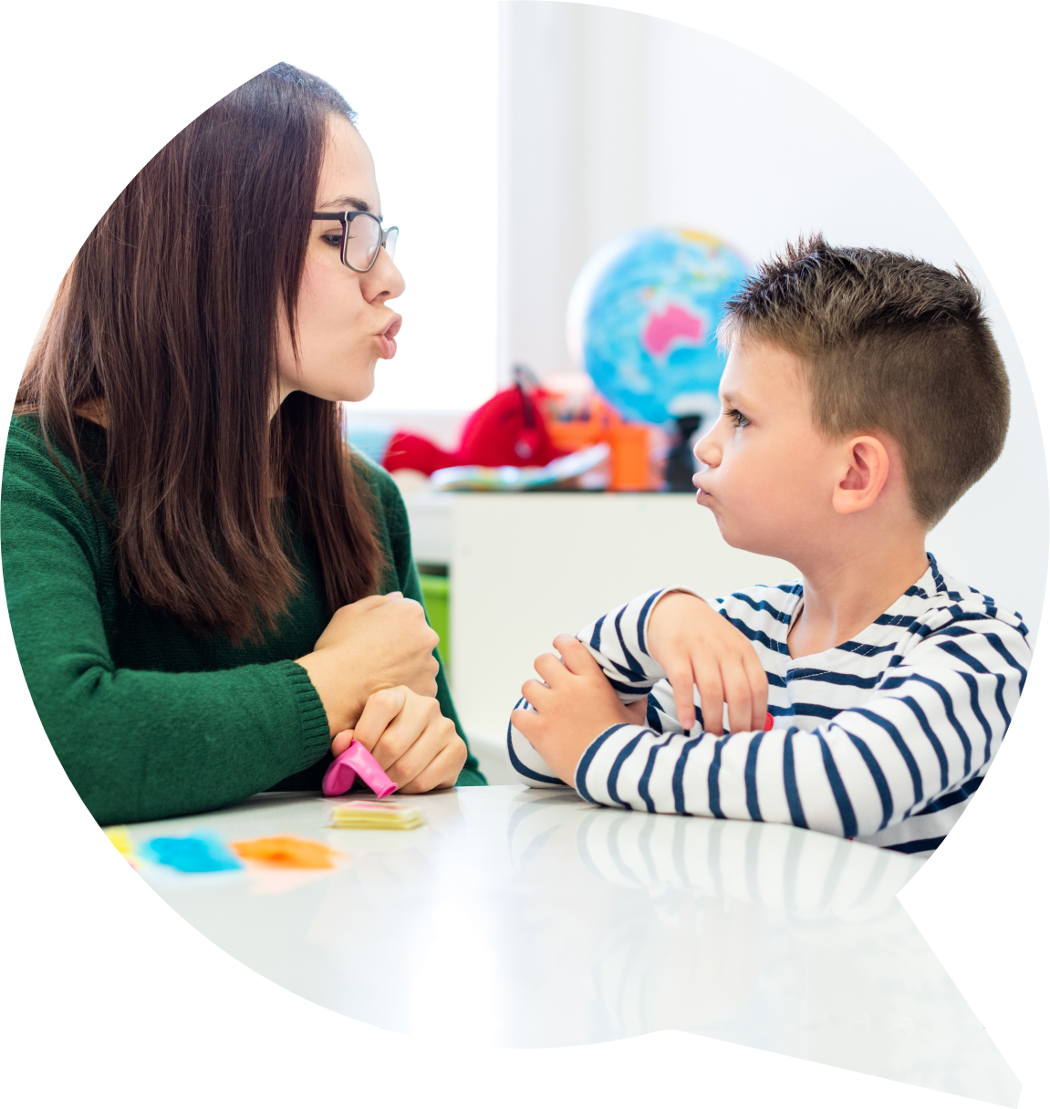 Frau und Junge üben