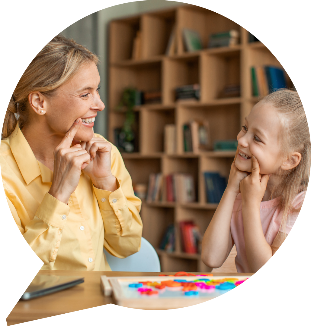 Frau mit Kind lächeln